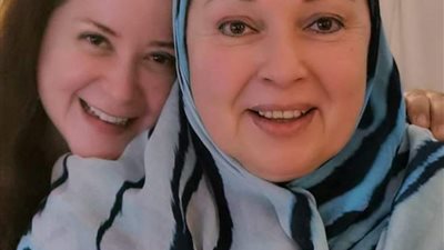 صور نادرة للشقيقة الثالثة للفنانتين بوسي ونورا.. لن تصدقوا جمالها