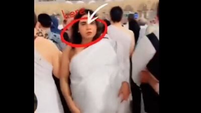 فتاة متبــرجة وبشــعر مكشـوف أمام الحرم المكي.. ما القصة؟