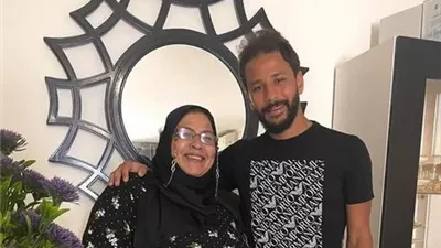 “سيبوني قاعدة مع حبيبي” .. اڼهيار والدة اللاعب أحمد رفعت عند قپره