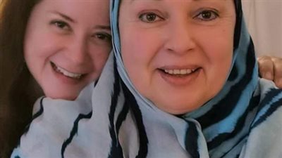 صور نادرة للشقيقة الثالثة للفنانتين بوسي ونورا.. لن تصدقوا جمالها