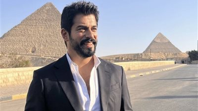 ما سبب زيارة النجم التركي بوراك أوزجيفيت إلى مصر؟