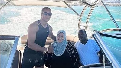 محمد رمضان يرقـص مع المضيفة ويثـير الجدل من جديد